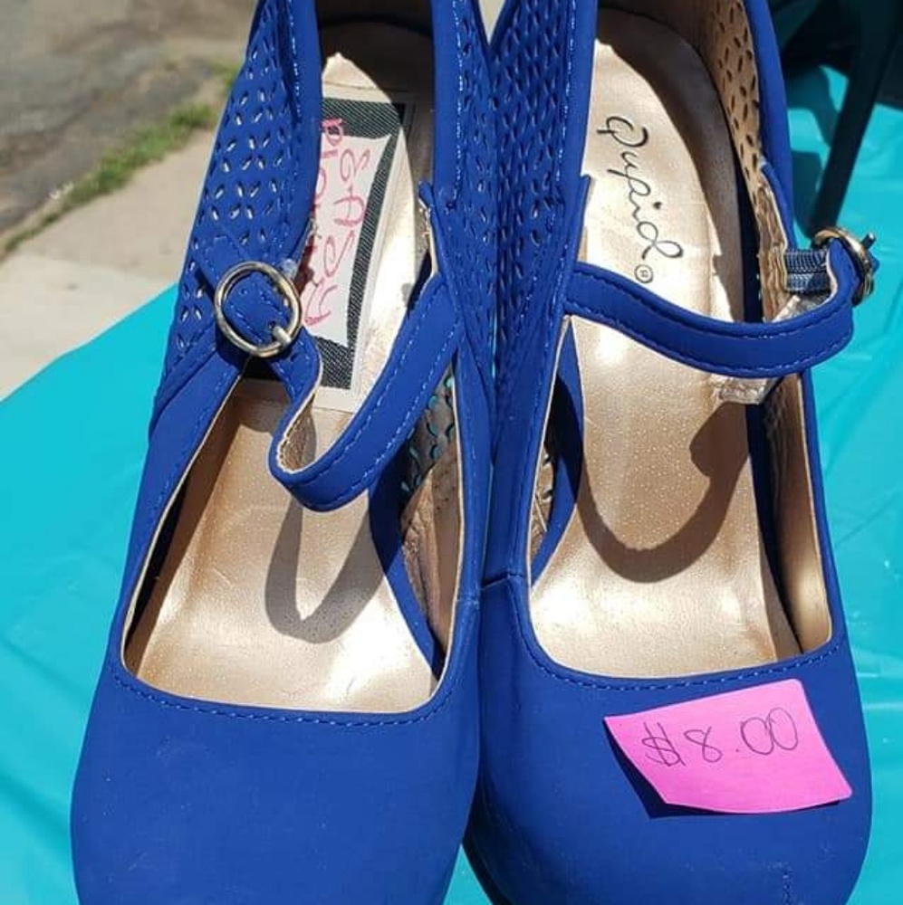Woman Shoes - Picture 2 of 3